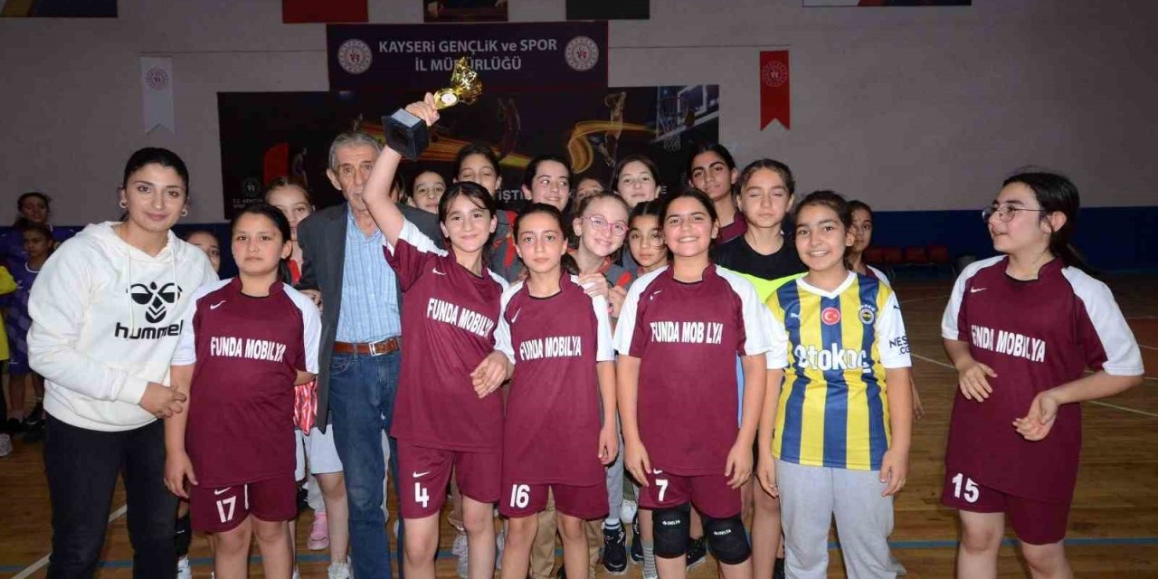 Cumhuriyet Kupası Hentbol Turnuvası tamamlandı