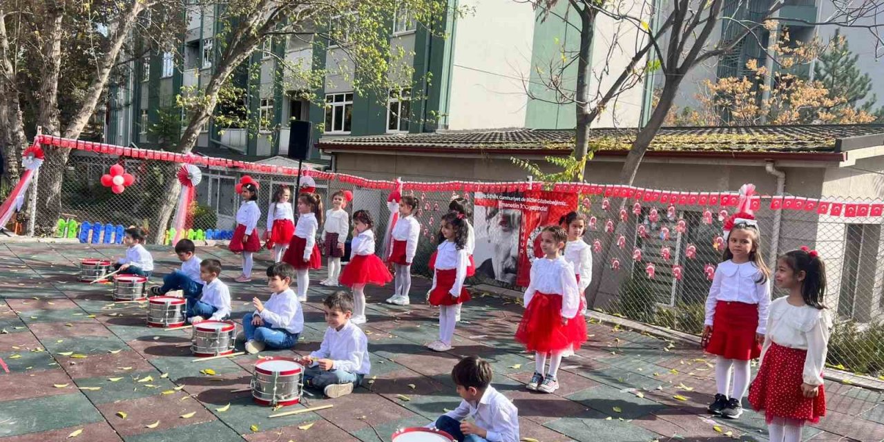 Minik öğrencilerden 29 Ekim Cumhuriyet Bayramı kutlaması