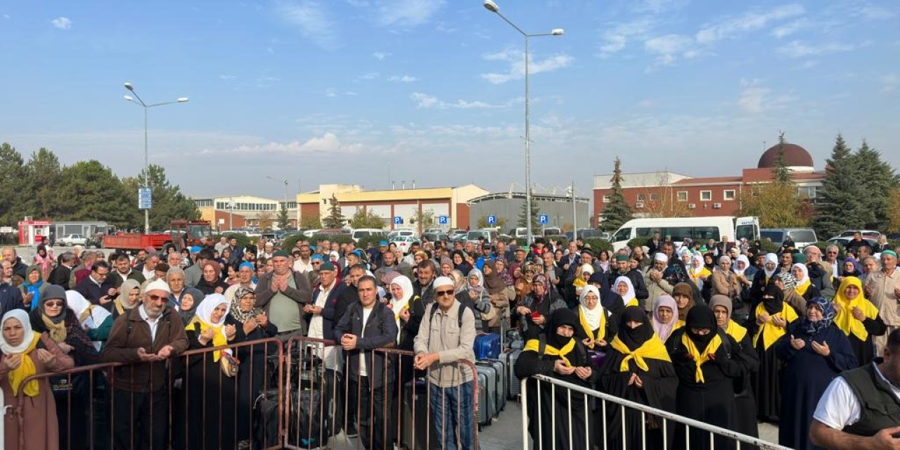 200’ün üzerinde umreci dualarla kutsal topraklara yola çıktı