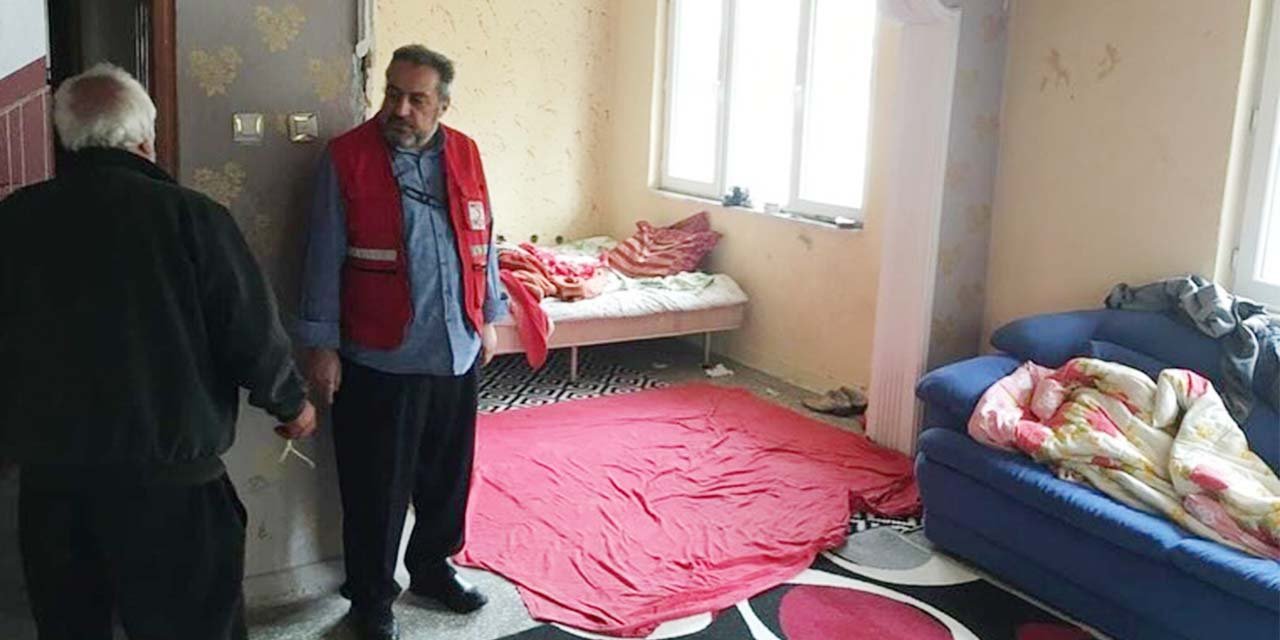 Evi yanan yaşlı amcanın yardımına Kızılay koştu