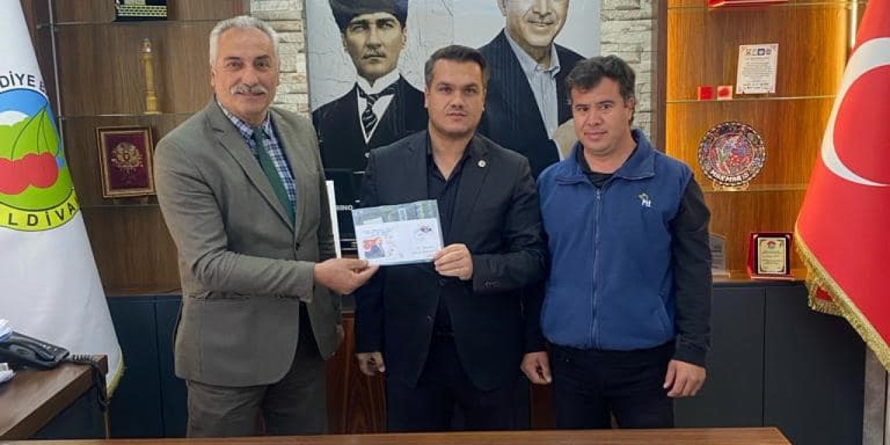 Cumhuriyet’in 100. yılı için yazılan mektup 21 yıl sonra belediye başkanına teslim edildi