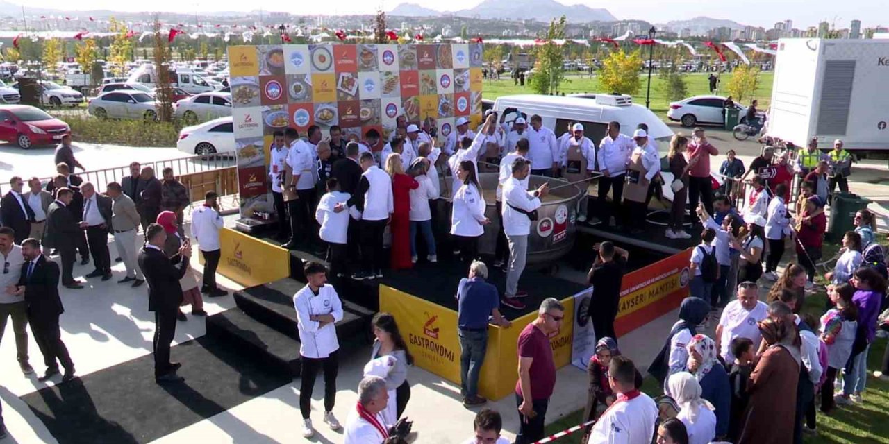Millet Bahçesi, yeni tramvay hattı ve gastronomi günleri Cumhuriyet’in 100’üncü yılına çok yakıştı