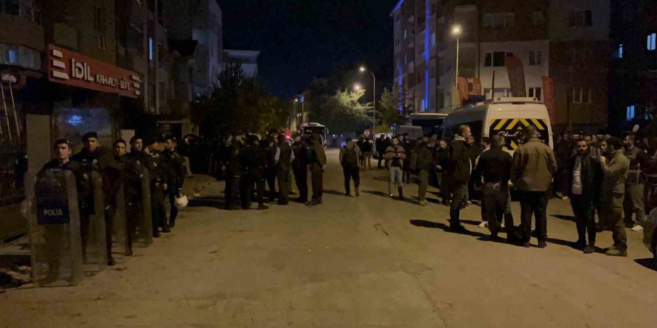 Eskişehir'de dışarıdan gelip yurtta eylem yapılmasına polis izin vermedi