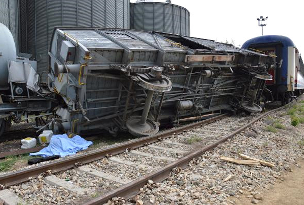 Tren devrildi: 1 kişi öldü, 3 kişi yaralı