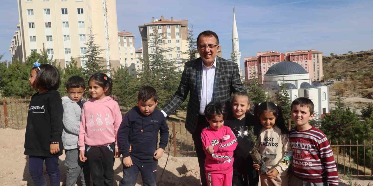 Başkan Savran, öğrenciler ile birlikte fidan dikti