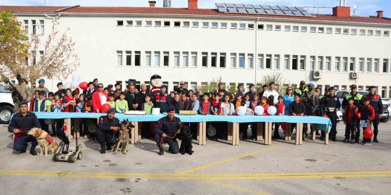 İlk ve ortaokul öğrencileri İl Jandarma Komutanlığı’nda Cumhuriyet Bayramı kutladı