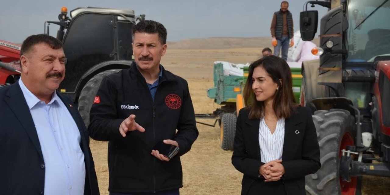 Beylikova’nın kadın Kaymakamı Eroğlu traktör başına geçti 4 milyon metrekare tarım arazisine hububat ekimi başladı