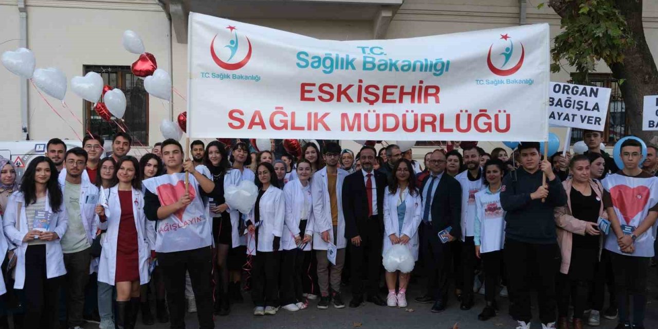 Sağlık çalışanları ve vatandaş ‘Organ Bağışı Haftası’ yürüyüşünü gerçekleştirdi