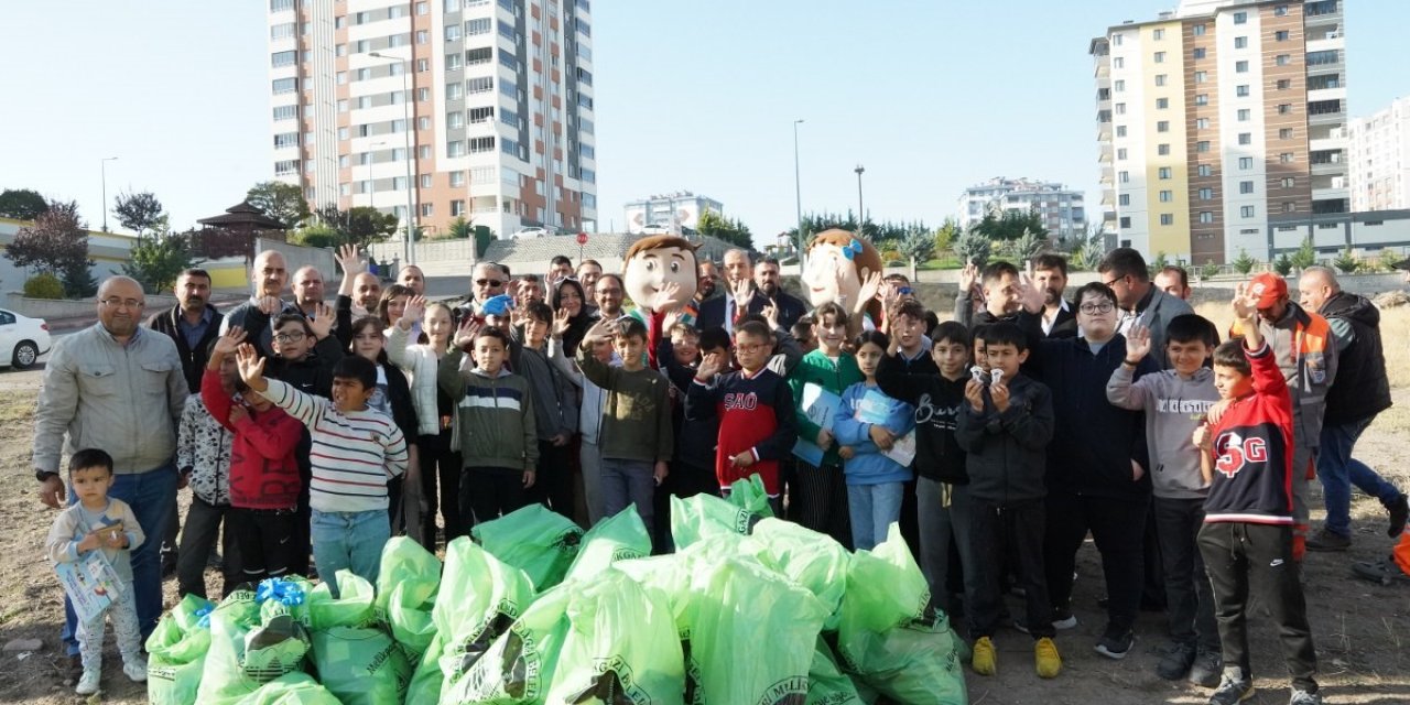 Bahçelievler’de belediye ve öğrenciler çöp topladı