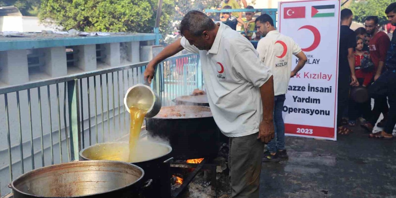 Gazın bittiği Gazze’de Türk Kızılay yemekleri odun ateşinde pişiriyor