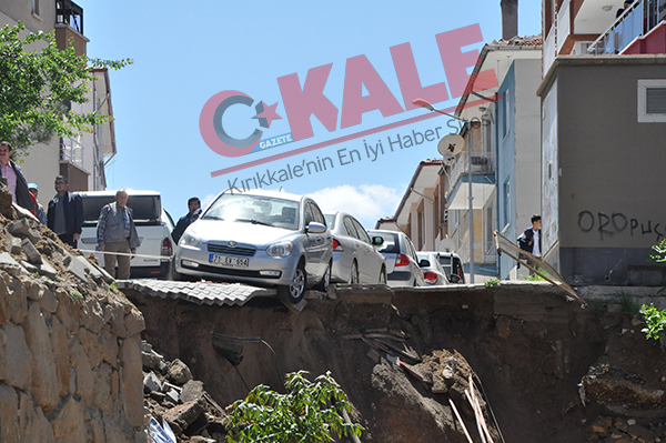Yol çöktü, araç askıda kaldı