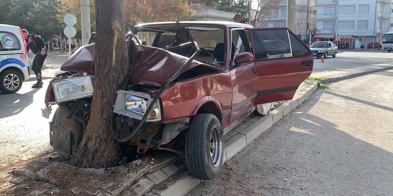 Kontrolden çıkan otomobil ağaca çarptı: 2 yaralı