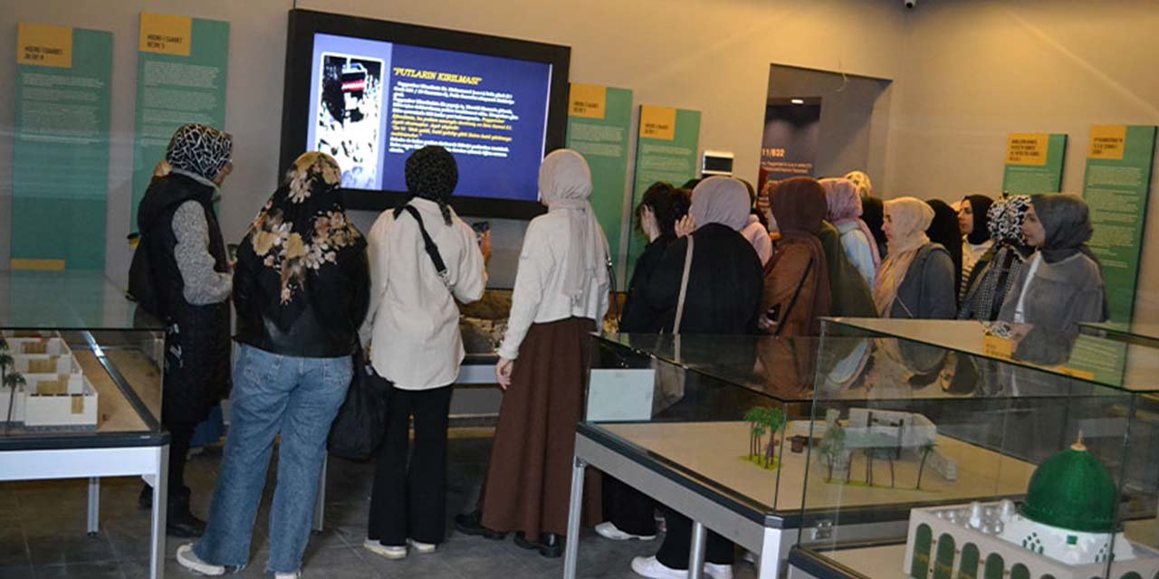 Üniversiteli gençler Siyer-i Nebi Müzesini gezdi