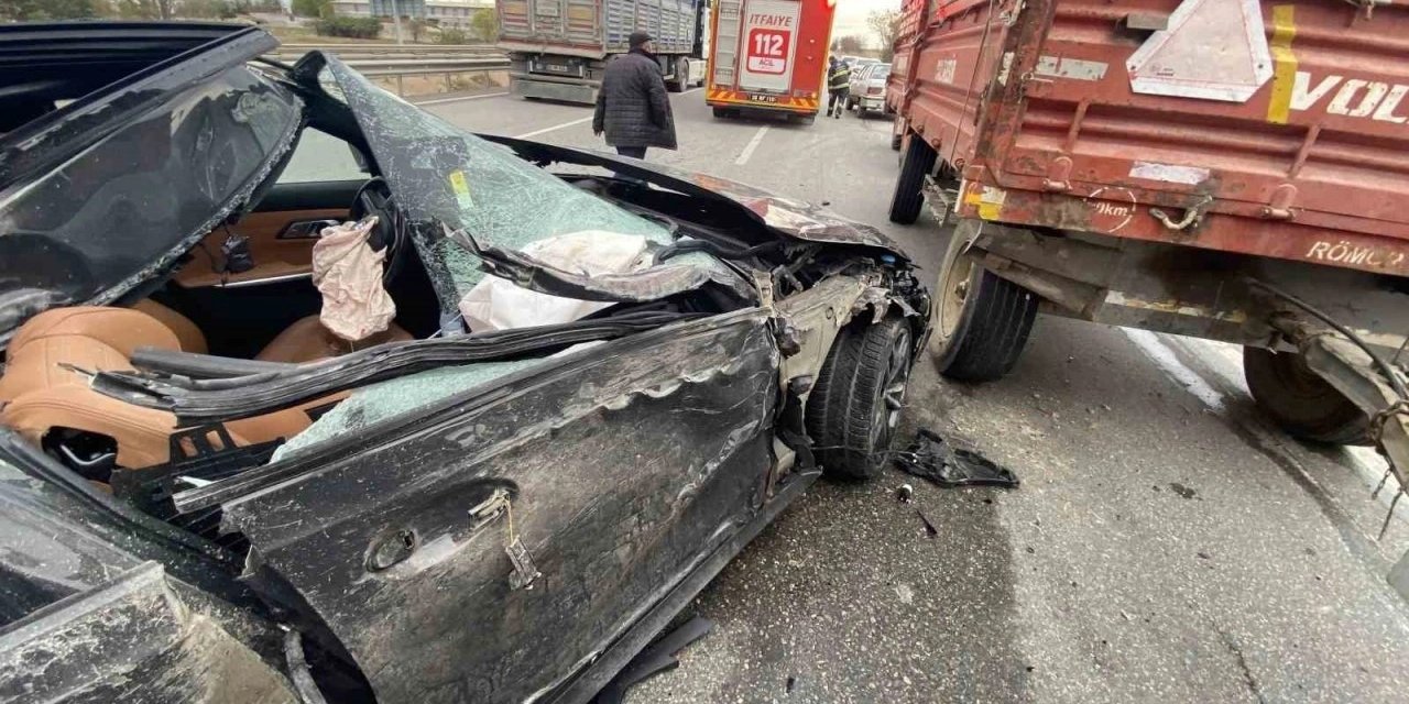 Otomobil römorka çarptı: Sürücüsü yaralandı!