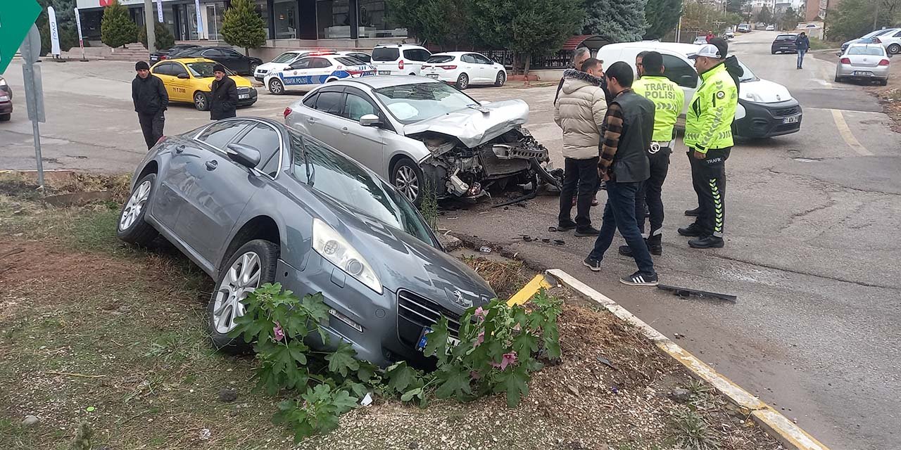 Kırıkkale'de iki otomobil çarpıştı