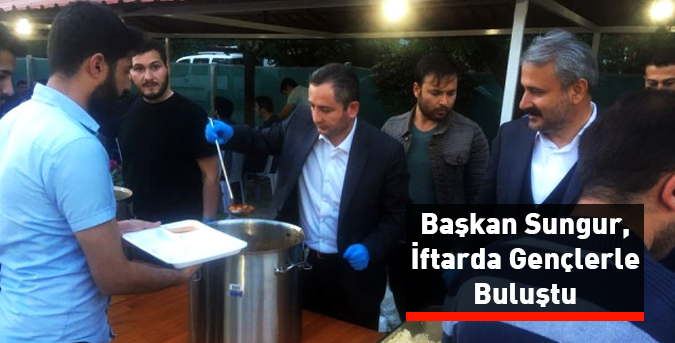 Başkan Sungur, İftarda Gençlerle Buluştu