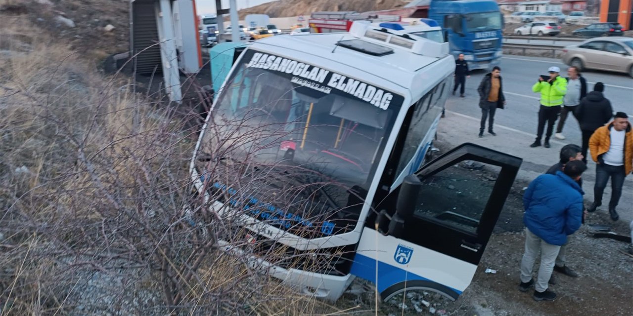 Ankara'da minibüs ile otomobil çarpıştı