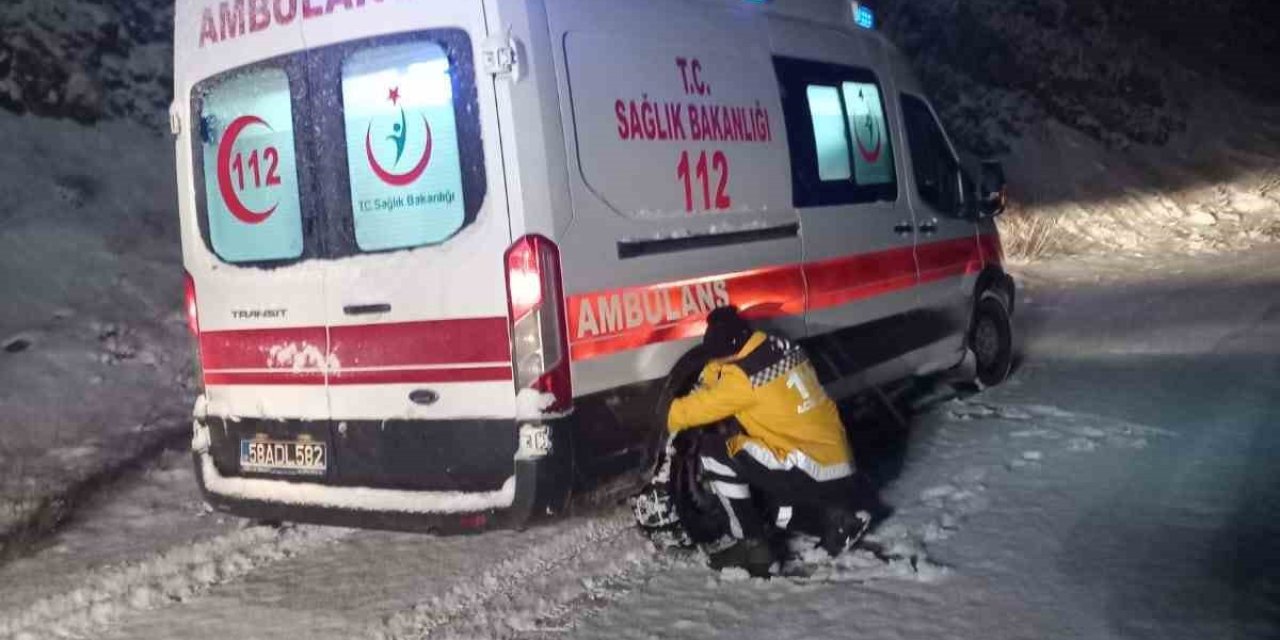 Kar nedeniyle köyde mahsur kalan hasta uzun uğraşlar sonucu hastaneye kaldırıldı