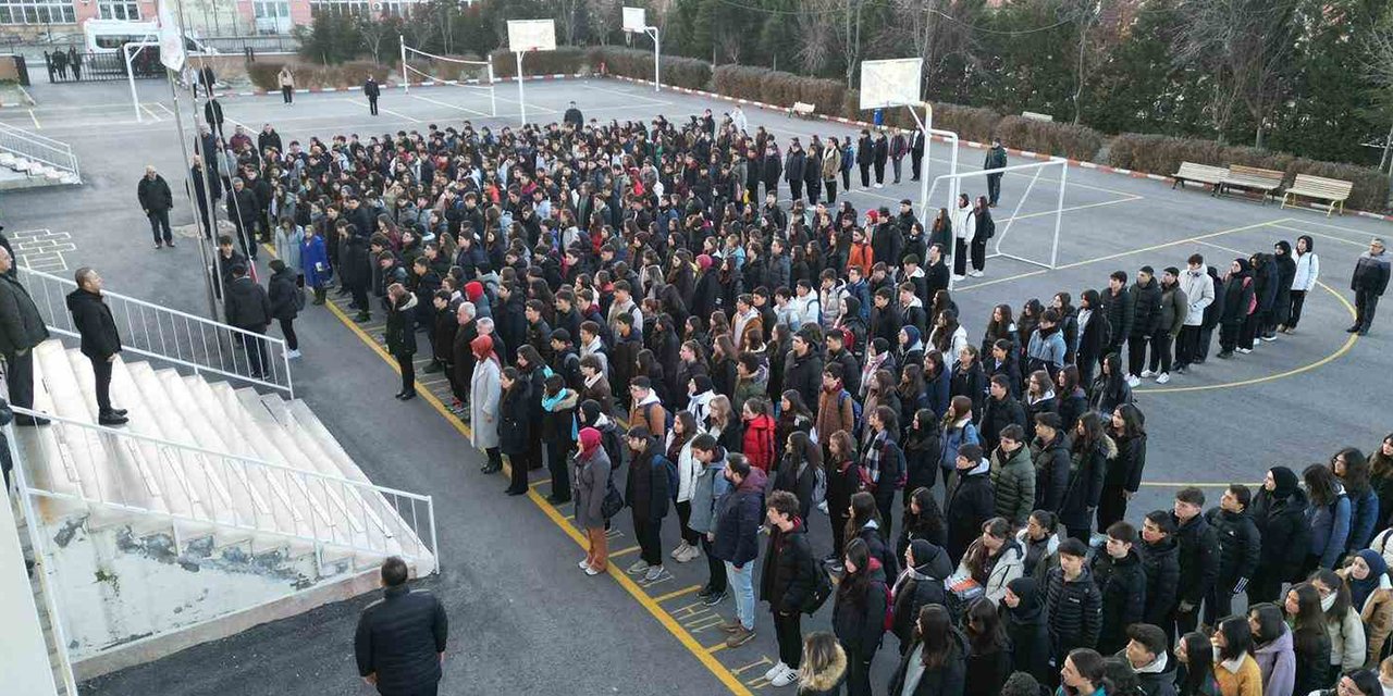 Çorum’daki okullarda şehitler için saygı duruşu