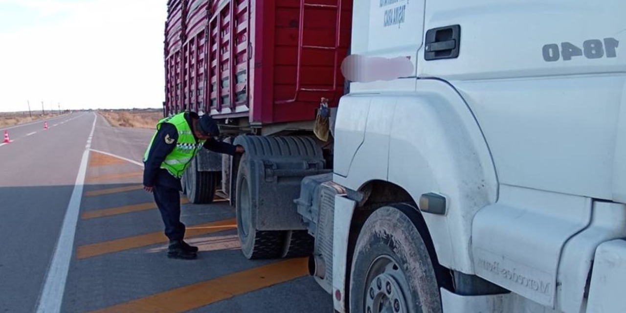 Jandarma ekipleri yollarda kış lastiği denetiminde