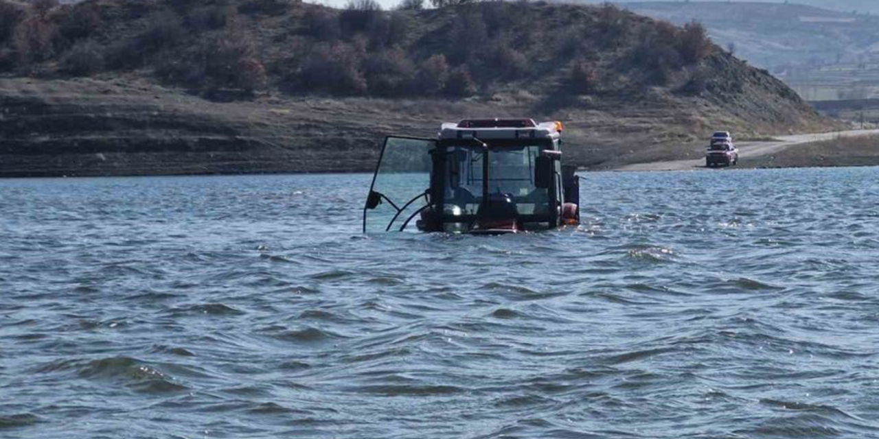 Traktörüyle girdiği baraj gölünde mahsur kaldı