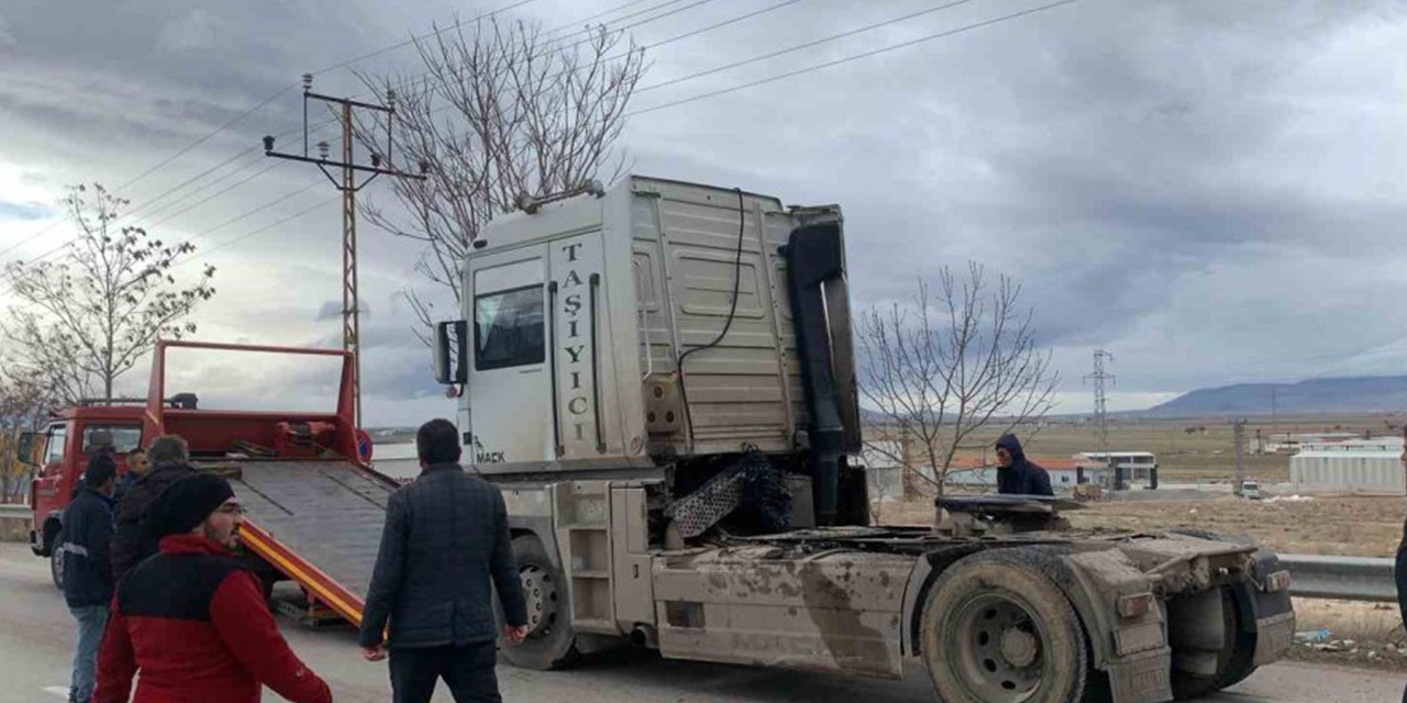 Karaman’da küspe yüktü tır devrildi: 1 yaralı