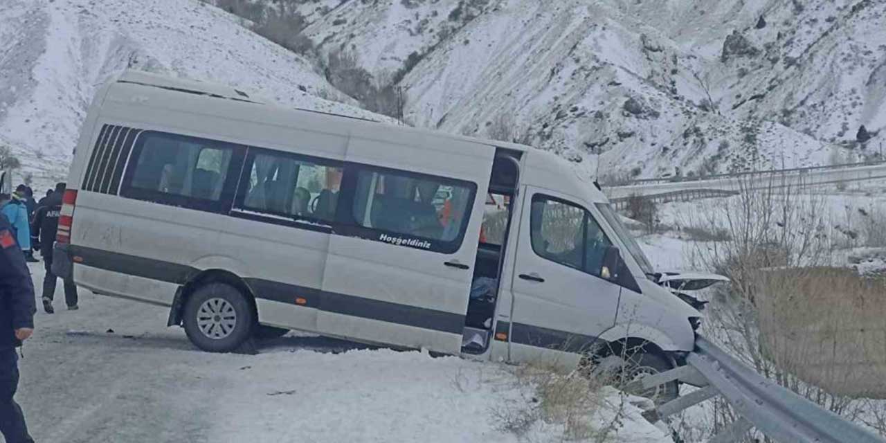 Sivas’ta minibüs ile otomobilin çarpıştı: 26 yaralı