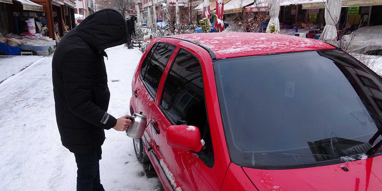 Soğuk hava nedeniyle araçların kapı kilitleri dondu.