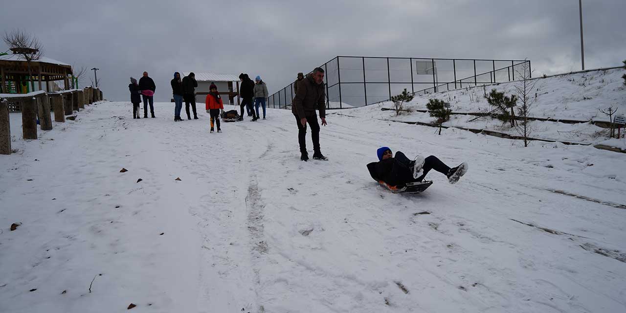 Dinek Dağı’nda beyaz örtünün keyfini çıkarttılar