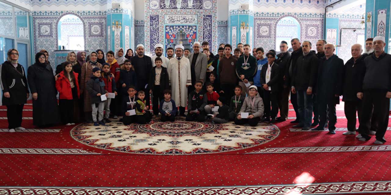 Camide cemaatle namaz kılan çocuklar ödüllendirildi