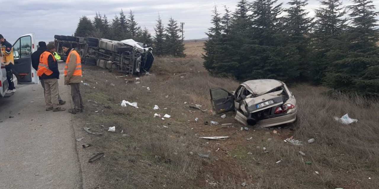 Seyir halindeki otomobile arkadan tır çarptı, 3 kişi yaralandı