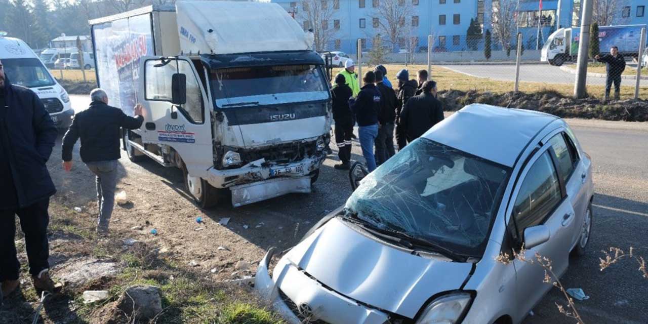 Kontrolden çıkan otomobil kamyonla çarpıştı: 2’si ağır 3 yaralı