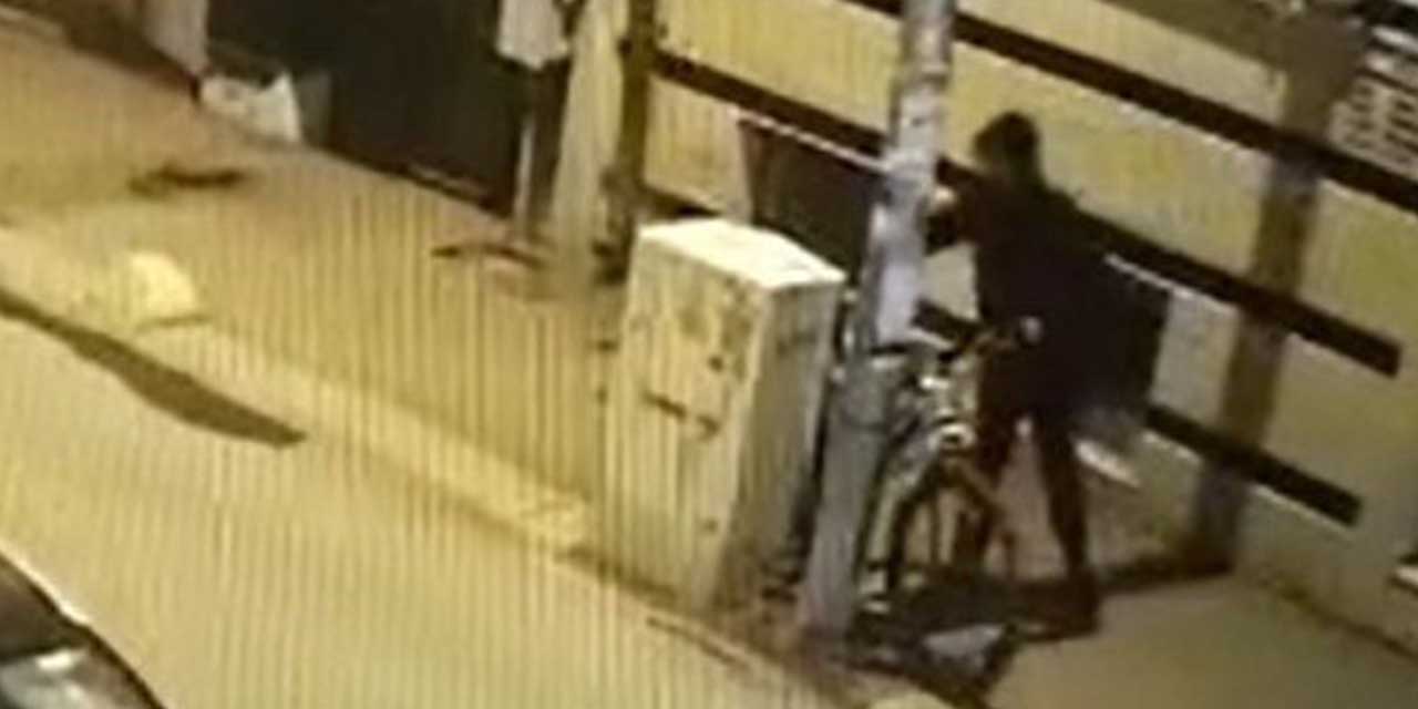 Bisiklet hırsızlığı güvenlik kamerasında