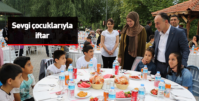 Sevgi çocuklarıyla iftar