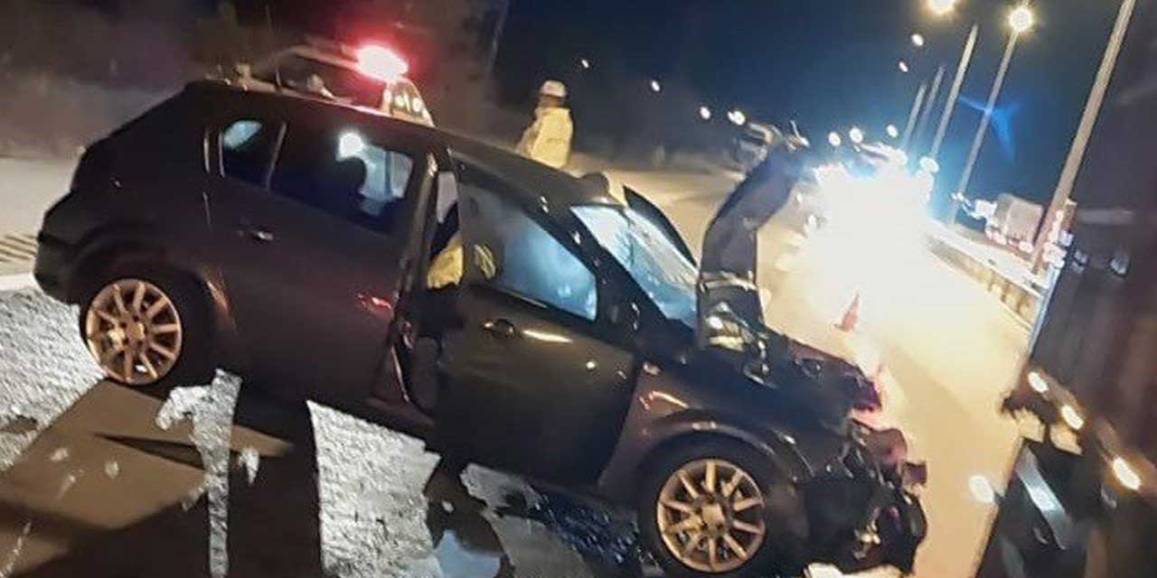 Otomobil tıra çarptı: 1’i ağır 2 yaralı