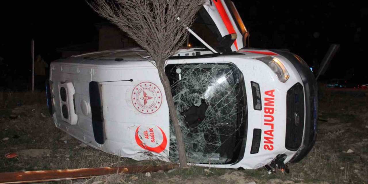 Otomobille çarpışan ambulans devrildi: 5 yaralı