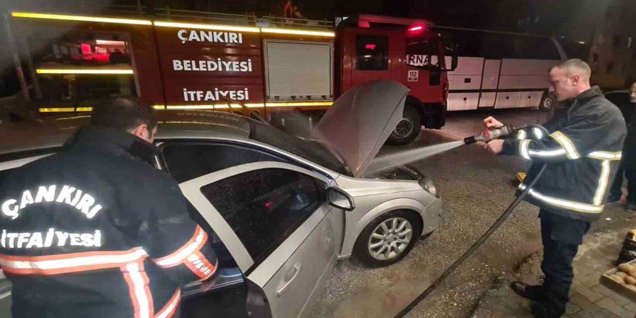 Otomobilde çıkan yangını itfaiye ekipleri söndürdü