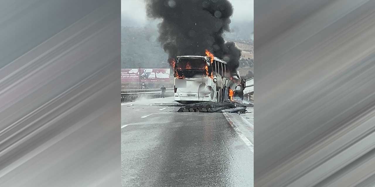 Kamyona çarpan otobüs alev topuna döndü