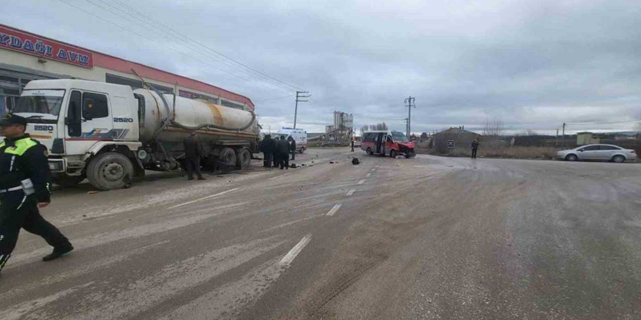 Yolcu dolu minibüs vidanjöre çarptı, 12 kişi yaralandı