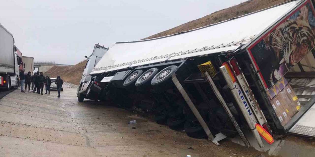 Kontrolden çıkan tır şarampole devrildi: 1 yaralı