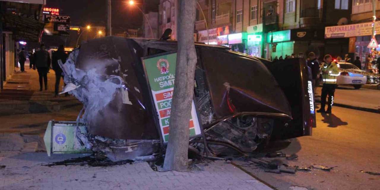 Kontrolden çıkan araç park halindeki otomobile çarparak devrildi: 2 yaralı