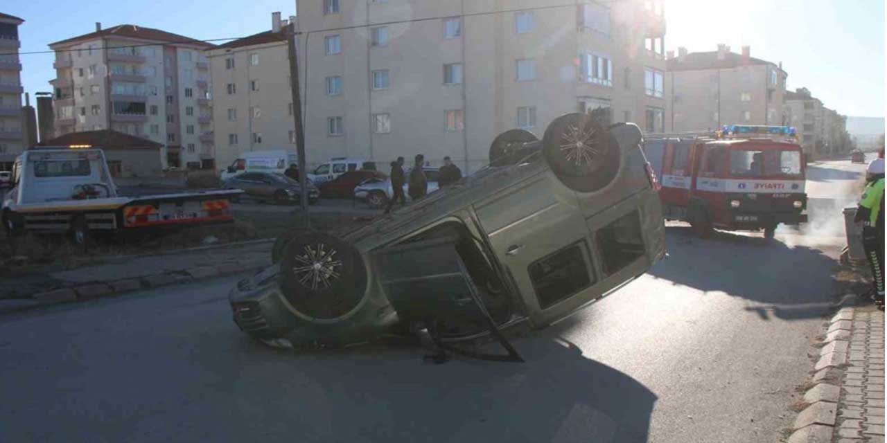Sivas’ta hafif ticari araç ile otomobil çarpıştı: 2 yaralı