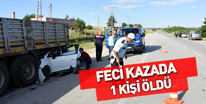 Otomobil Tırın Altına Girdi