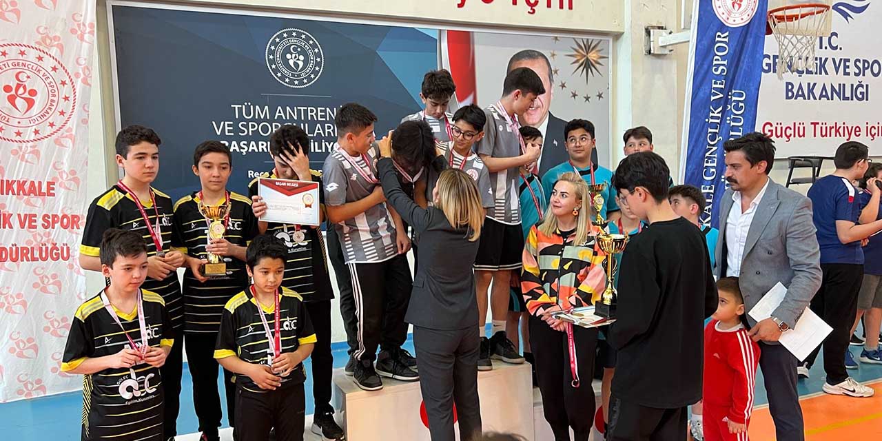 Badminton yıldızları ödüllendirildi