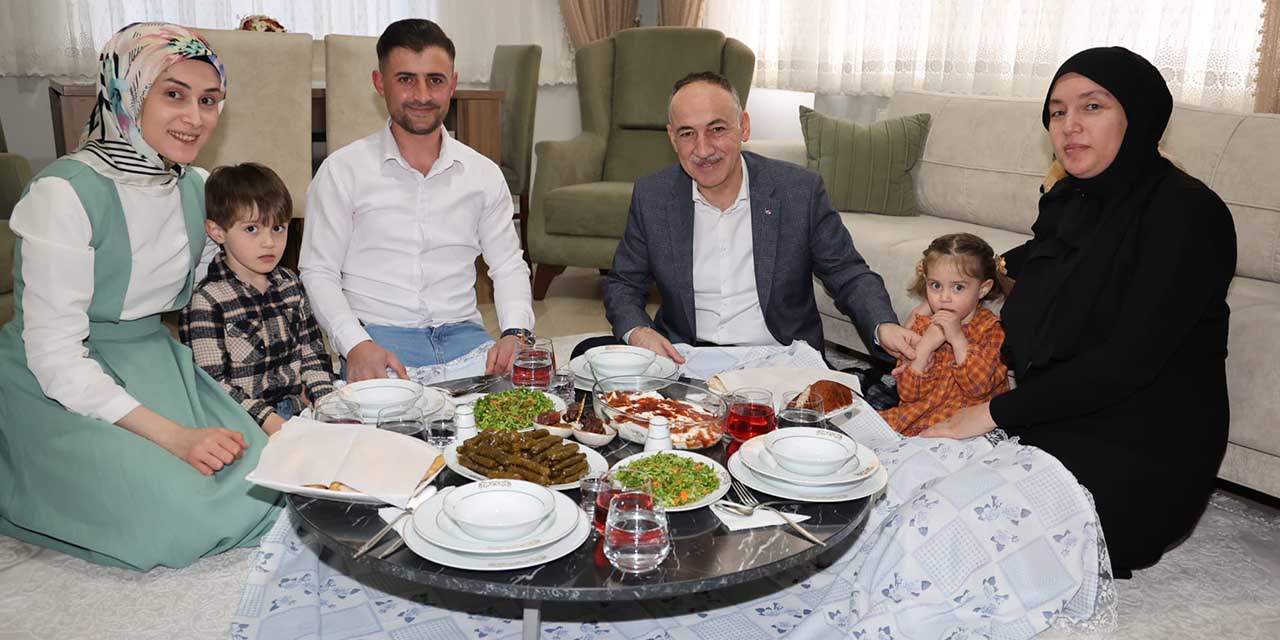 Başkan Saygılı, ilk iftarını işçi ailesiyle yaptı