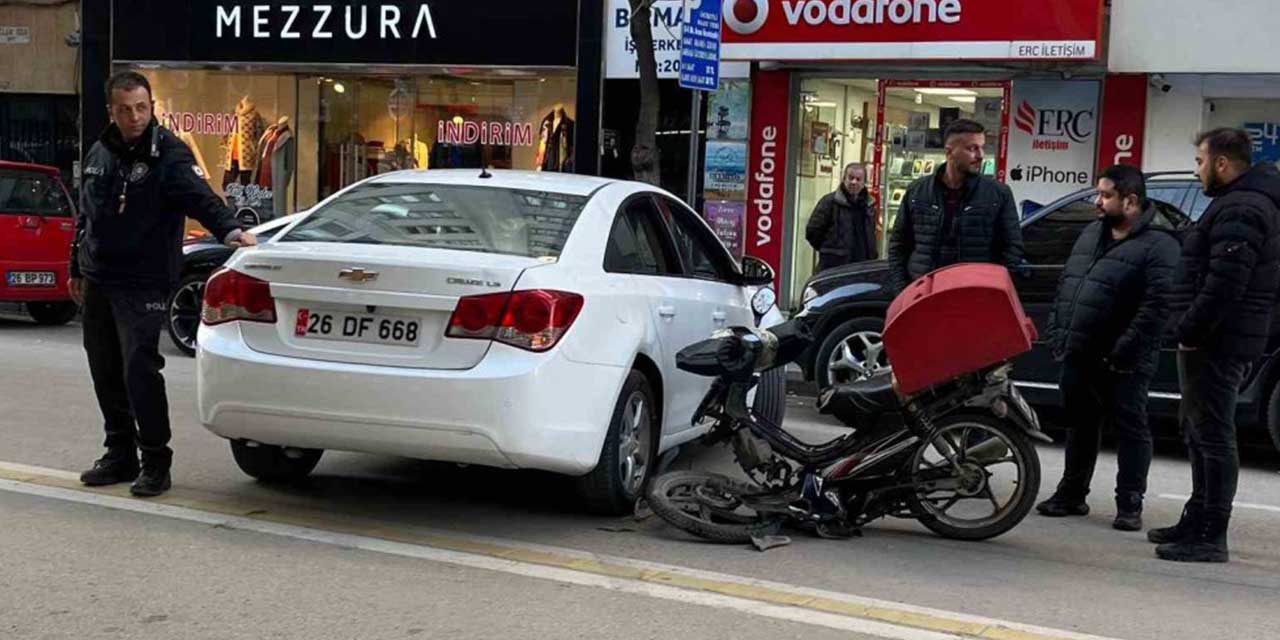 Otomobile çarparak ikiye bölünen motosikletin sürücüsü yaralandı