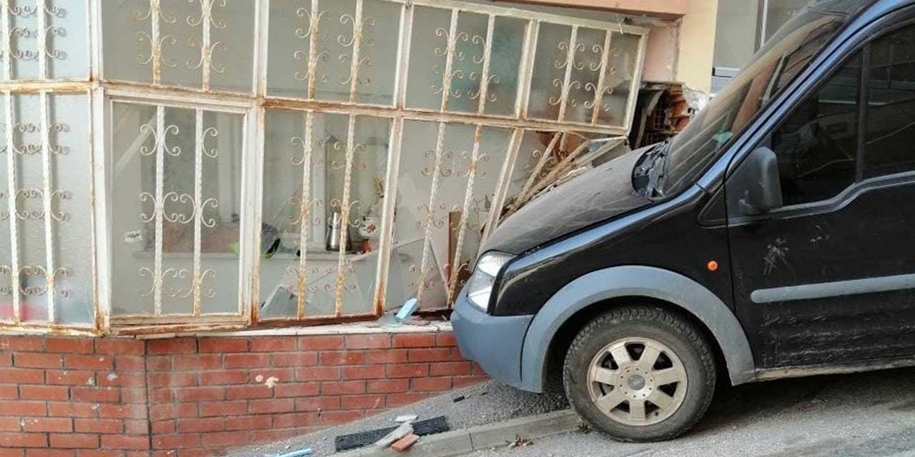 Freni boşalan araç evin balkon camına çarparak durabildi