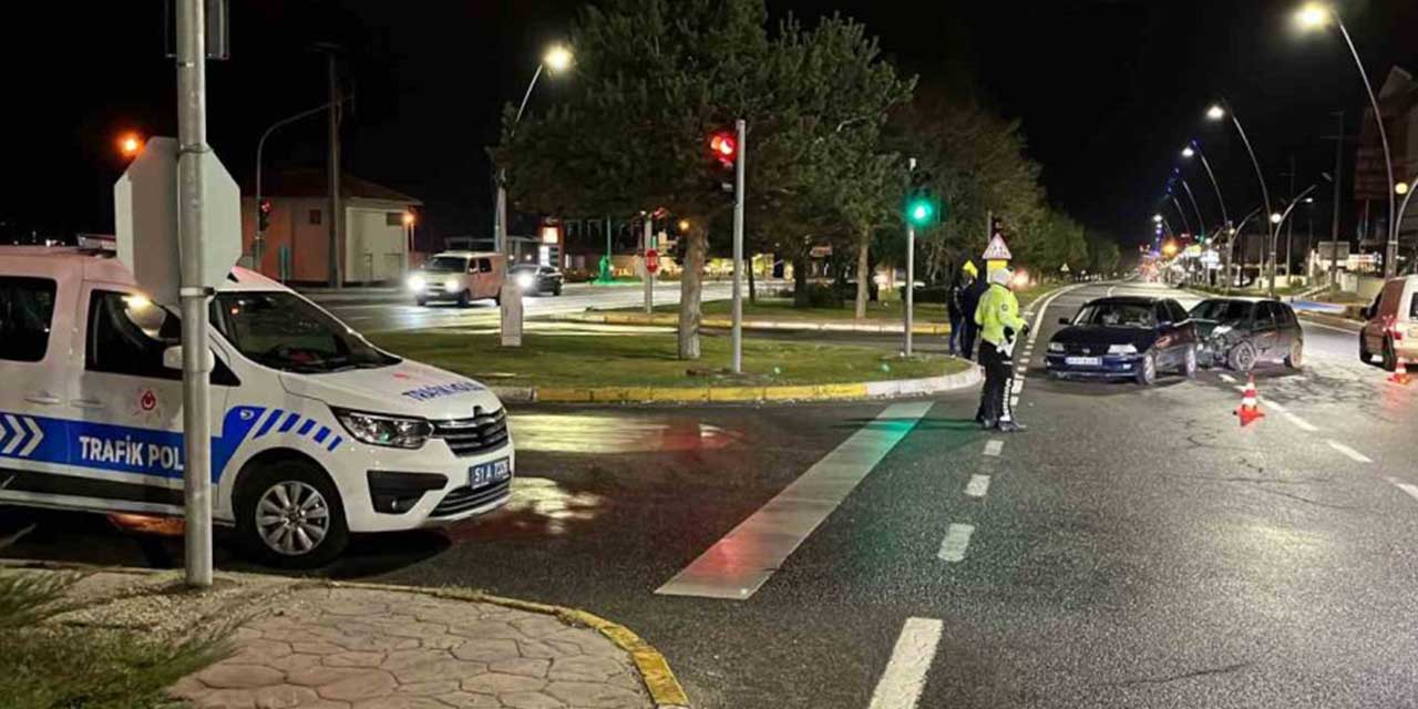 Kırmızı ışık ihlali kazaya neden oldu: 2 kişi yaralandı