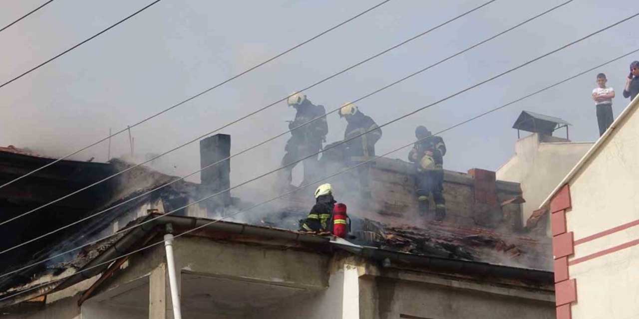 3 katlı ikametin çatı katı yandı: 1 kişi dumandan etkilendi