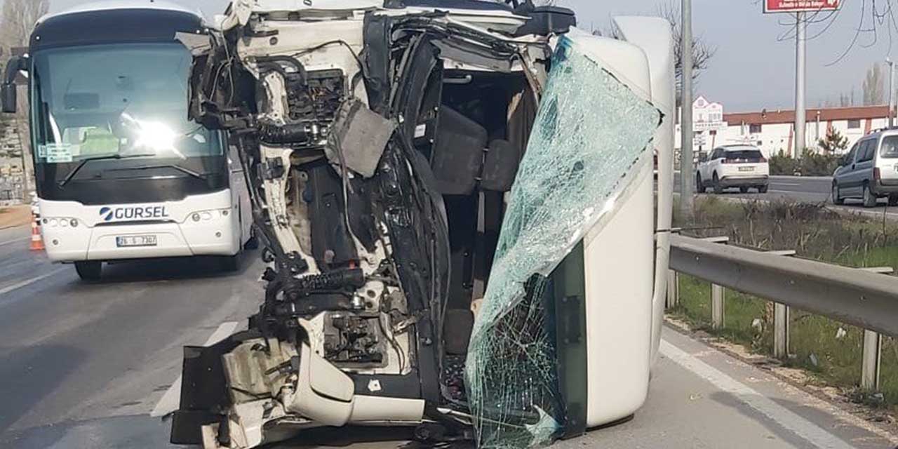 Kazada şoför kabini kopan tırın sürücüsü yaralandı